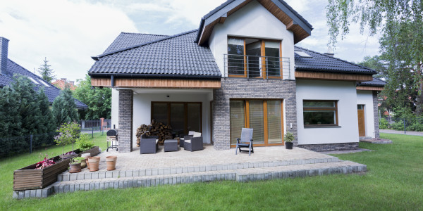 Inversores, Intermediarios, Agentes y Brokers Inmobiliarios en Ger · Casas de Montaña